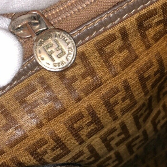 FENDI~MONOGRAM~CROSSBODY~ - Picture 6 of 17